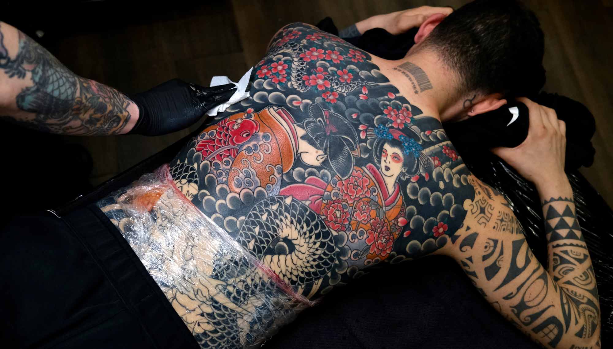 Swen Losinsky arbeitet an einem japanischen  Cover Up Backpiece mit Drachen und Geishas