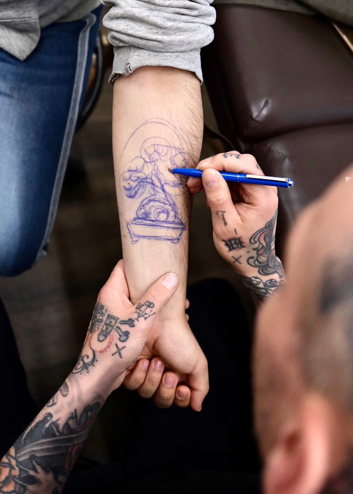 Vorzeichnung eines Oldschool Bonsai Tattoos auf dem Unterarm – individuelle Motiventwicklung im Studio Good Old Times Tattoo Berlin Mitte.