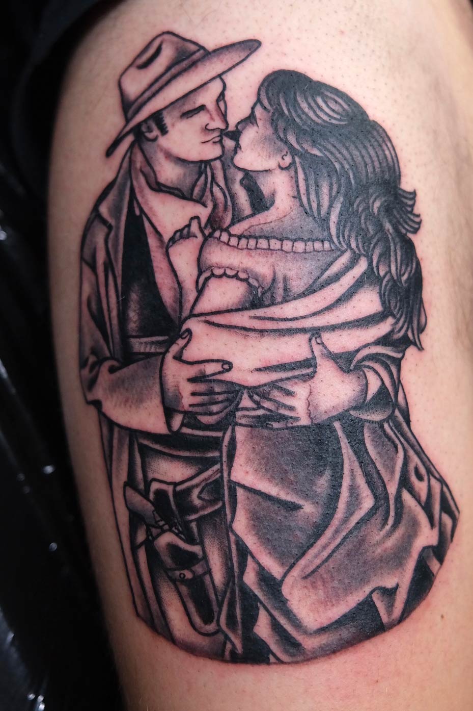 Tattoo eines Paares im Western-Outfit – klassisch in Schwarz-Grau gestochen bei Good Old Times Tattoo Berlin Mitte.