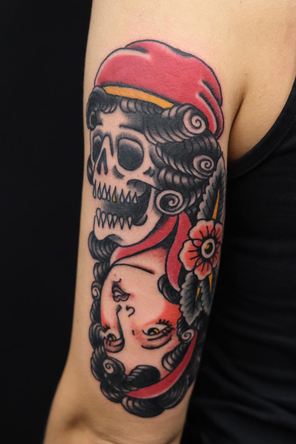 Oldschool Tattoo in Berlin mit Frauenkopf und Totenschädel – im Stil einer Zigeunerin mit Kopftuch, klassisch gestochen bei Good Old Times Tattoo in Berlin Mitte.