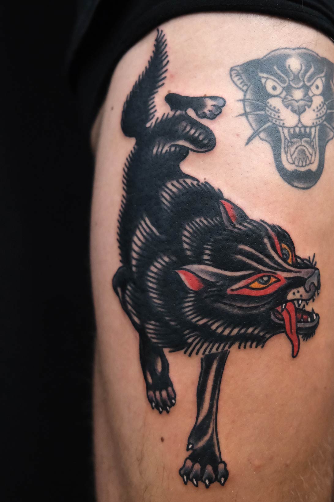 Klassisches Oldschool Tattoo eines laufenden Wolfs – gestochen im Studio Good Old Times Tattoo Berlin Mitte.