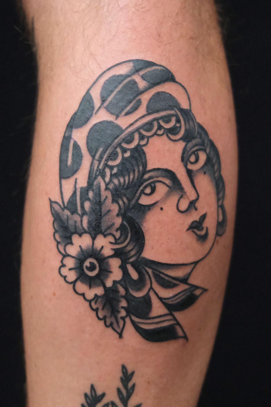 Klassisches Tattoo einer Gypsy Lady in Schwarz-Grau – gestochen im Studio Good Old Times Tattoo Berlin Mitte.