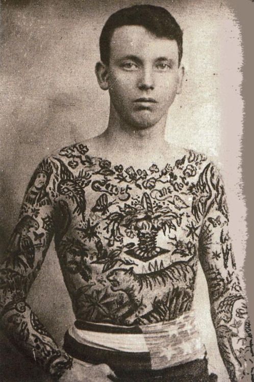 Mann mit Oldschool Tattoos auf dem Oberkörper