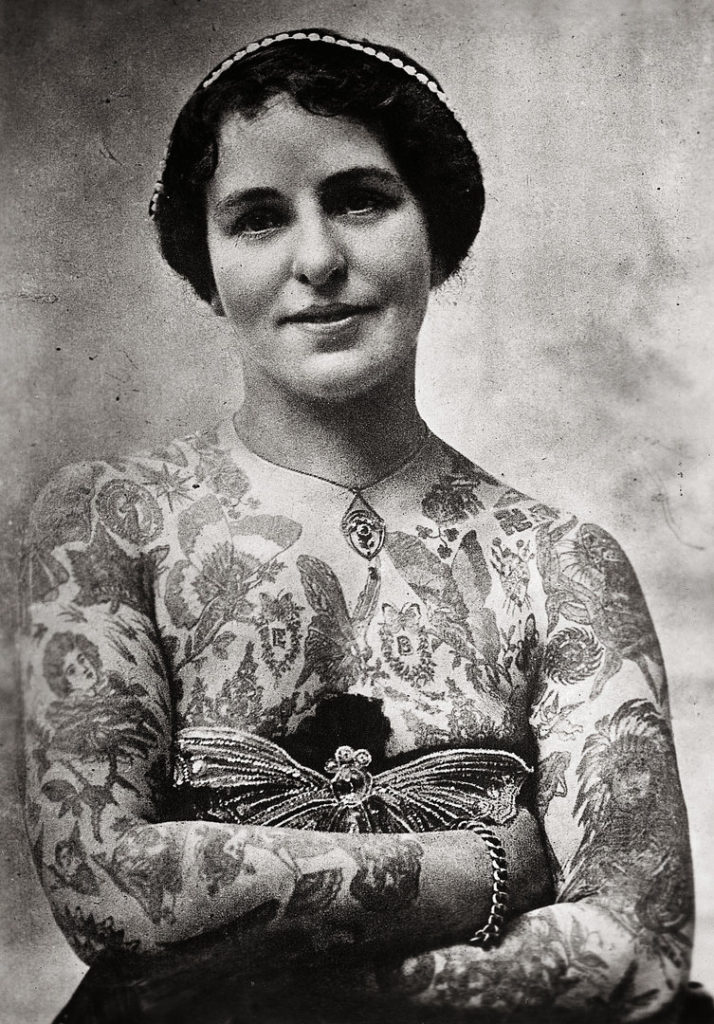 Frau mit Oldschool Tattoos