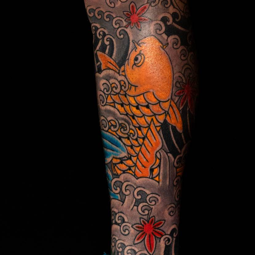 Japanisches Koi-Tattoo, Irezumi-Stil mit Wellen, Wade, Good Old Times Berlin Mitte.