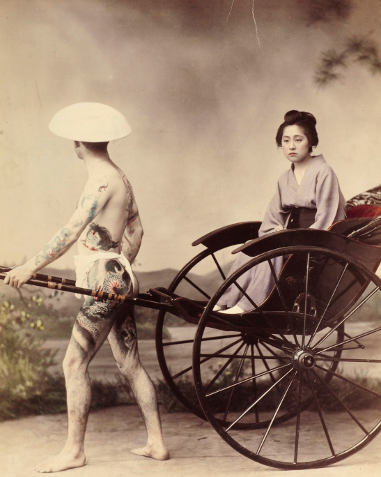 Rikscha Fahrer aus Japan mit tätowiertem Körper