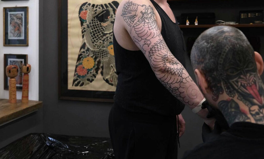 Swen Losinsky zeichnet einen japanischen Tattoo sleeve