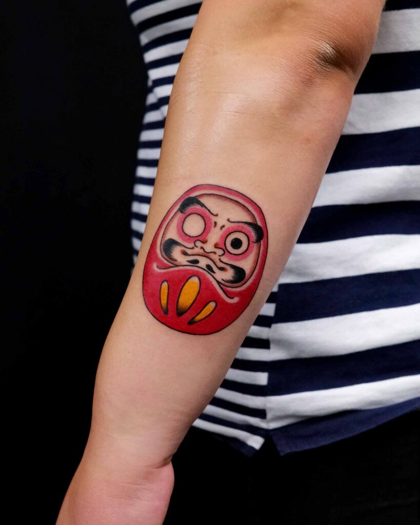 Daruma Tattoo – kraftvolles Symbol für Ausdauer und Neuanfang als Walk-in Tattoo in Berlin