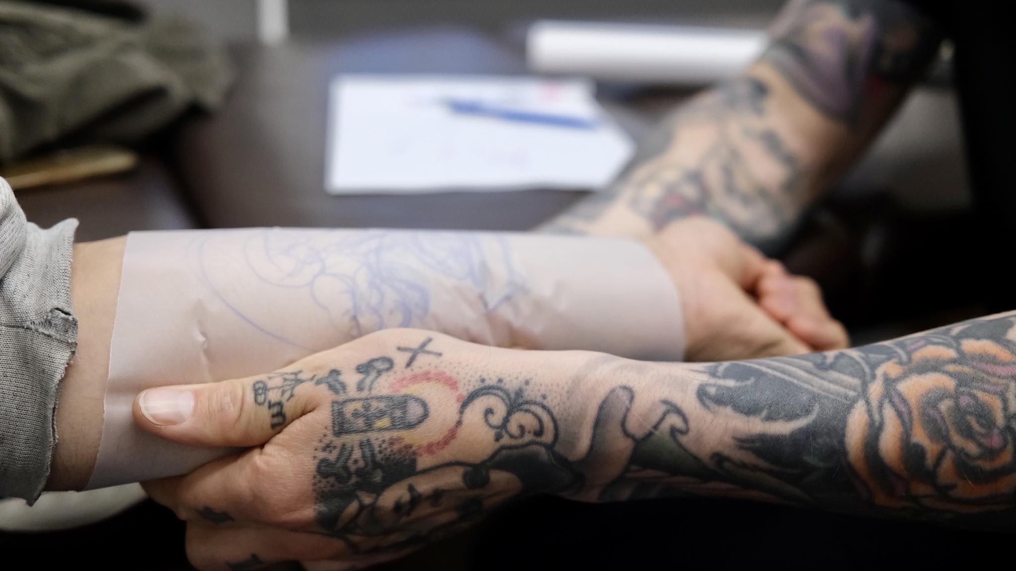 Individueller Design-Prozess für ein Walk-in Tattoo in Berlin – Motiv wird per Schablone direkt am Körper angepasst