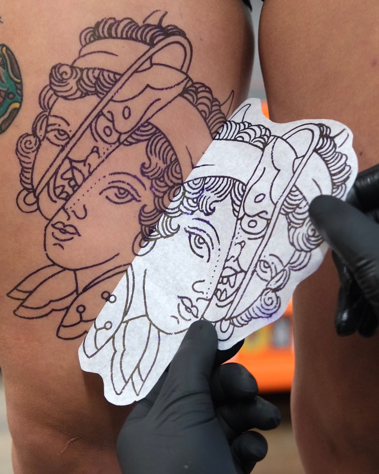 Oldschool Frauenkopf als Stencil – Tattoo-Design für Walk-in in Berlin Mitte