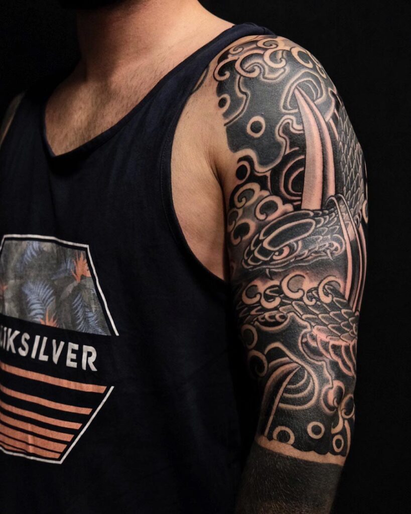 Japanisches Schlangentattoo (Irezumi) am Arm mit fließender Wasserkomposition und dynamischer Linienführung